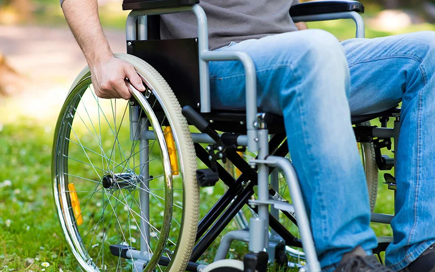 Manual wheelchairs: traditional mobility aids for seniors